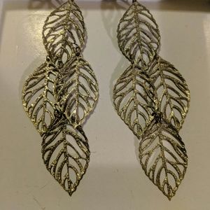 Dull gold leaf dangle earrings 🍂